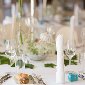 Hochzeit: Liebevoll geschmückte Tische laden zum Verweilen.
Foto © sandragehmair.com - Burnerhof