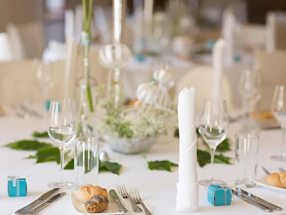 Wedding - St. Valentin - Liebevoll geschmückte Tische laden zum Verweilen.
Foto © sandragehmair.com - Burnerhof