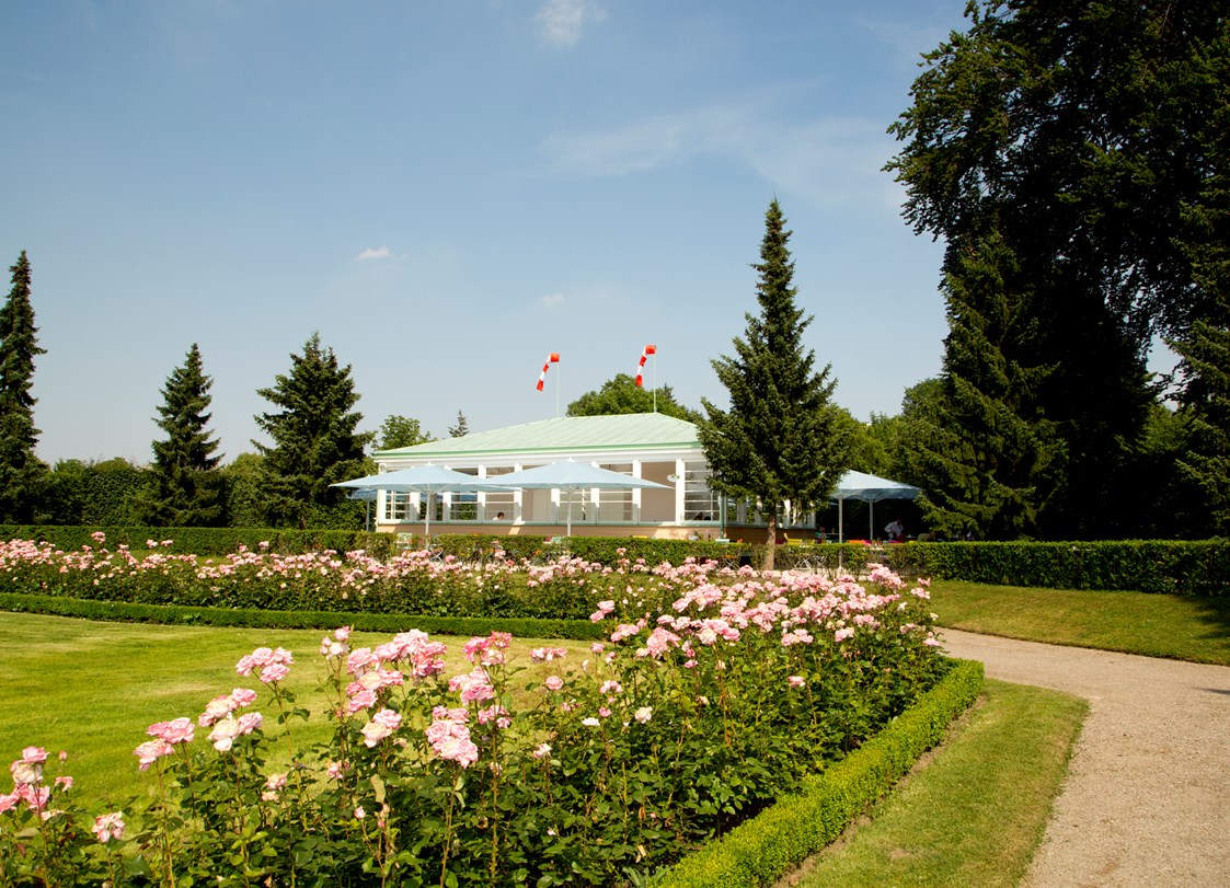 Hochzeit: Der Pavillon von Landtmann's Jausen Station mit Blick über den Rosengarten im Schlosspark Schönbrunn - Landtmann's Jausen Station