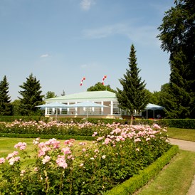 Hochzeit: Der Pavillon von Landtmann's Jausen Station mit Blick über den Rosengarten im Schlosspark Schönbrunn - Landtmann's Jausen Station