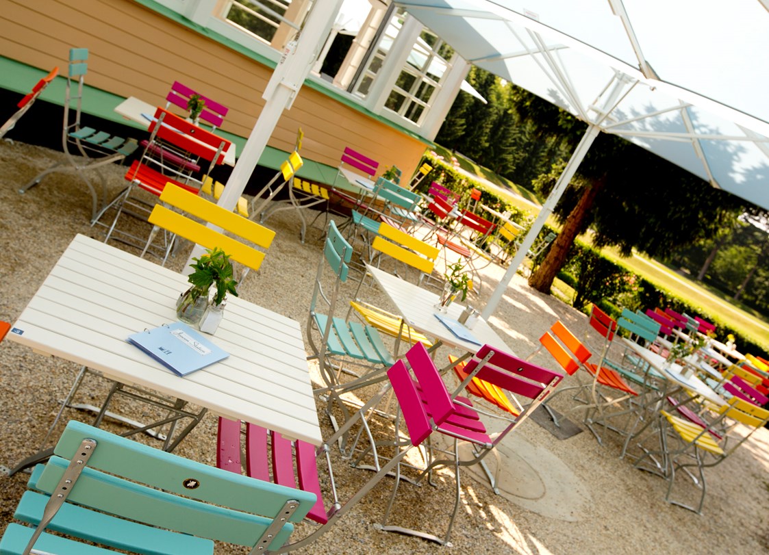 Hochzeit: Die bunten Stühle auf der Terrasse laden ein Platz zu nehmen! - Landtmann's Jausen Station