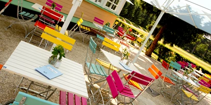 Matrimonio - Gumpoldskirchen - Die bunten Stühle auf der Terrasse laden ein Platz zu nehmen! - Landtmann's Jausen Station