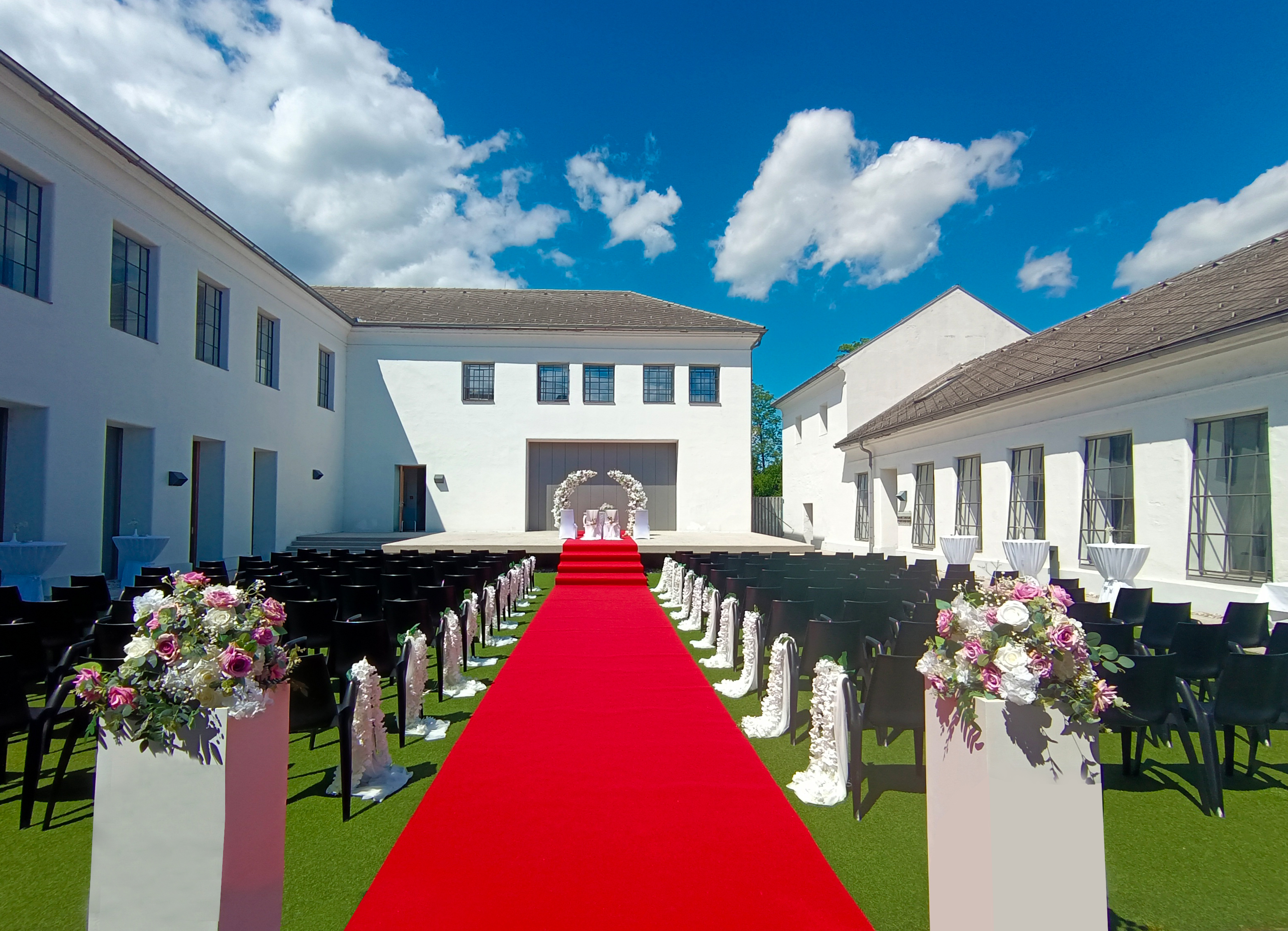 Hochzeit - Rutzenham - Der traumhafte Innenhof besticht durch seine Vielseitigkeit. Eine standesamtliche oder freie Trauung, ein klassischer Empfang oder ein Tanz bei Mondschein - all diesen Ideen sind keine Grenzen gesetzt. - Kitzmantelfabrik Vorchdorf