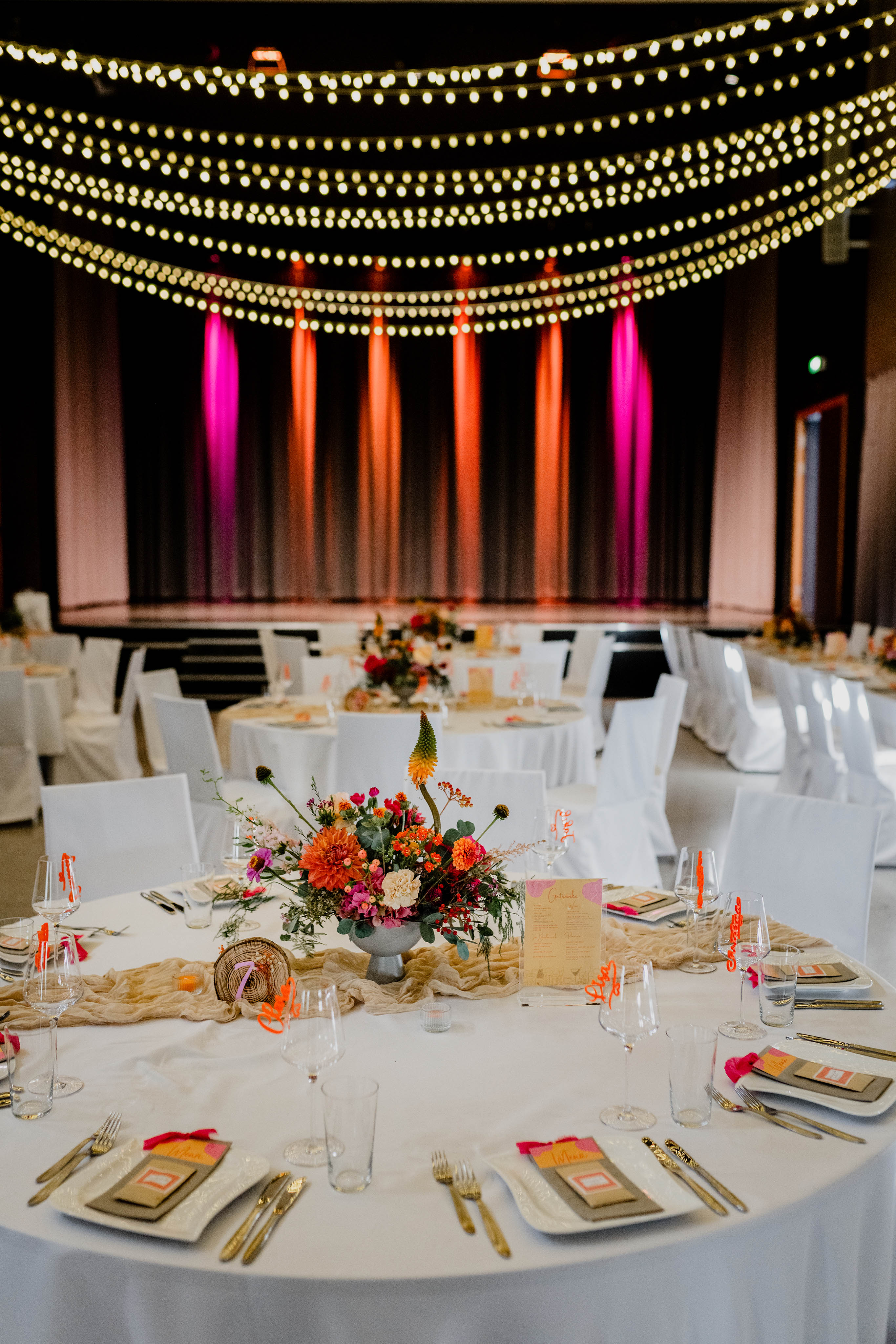 Hochzeitslocation: Mit farbenfroher Dekoration, warmem Lichterglanz und viel Liebe zum Detail entsteht ein Ambiente, das eure Hochzeit unvergesslich macht.  - Kitzmantelfabrik Vorchdorf