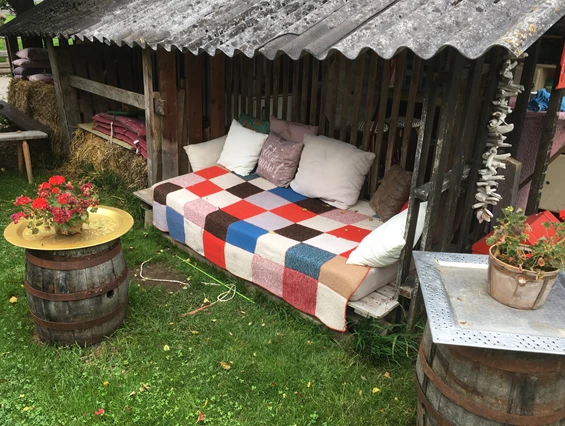 Hochzeitslocation: Der Garten bietet zahlreiche gemütliche Ecken zum Entspannend und Feiern. - Oida Voda - Das Leben ist schön!