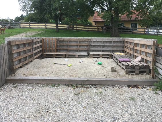 Hochzeitslocation: Im Garten gibts eine riesige Sandkiste für die kleinen Gäste. - Oida Voda - Das Leben ist schön!