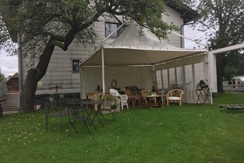 Hochzeit: Der Pavillon schützt vor Regen. - Oida Voda - Das Leben ist schön!