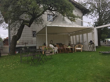 Hochzeitslocation: Der Pavillon schützt vor Regen. - Oida Voda - Das Leben ist schön!