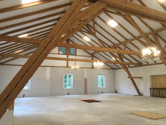 Hochzeitslocation: Der riesige Festsaal im Obergeschoss (hier in der Bauphase). Verfügbar ab 2020. - Oida Voda - Das Leben ist schön!