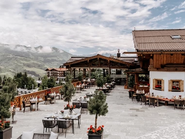 Hochzeit: NEU: Panorama Sonnenterrasse für bis zu 200 Personen - ideal für freie Trauungen oder auch das Hochzeitsdinner outdoor - Oberforsthof Alm