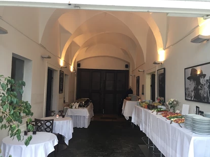 Hochzeit - Wallsee - Vorspeisenbuffet im FOYER oder auch gerne zu Tisch eingestellt - Schloss Events Enns