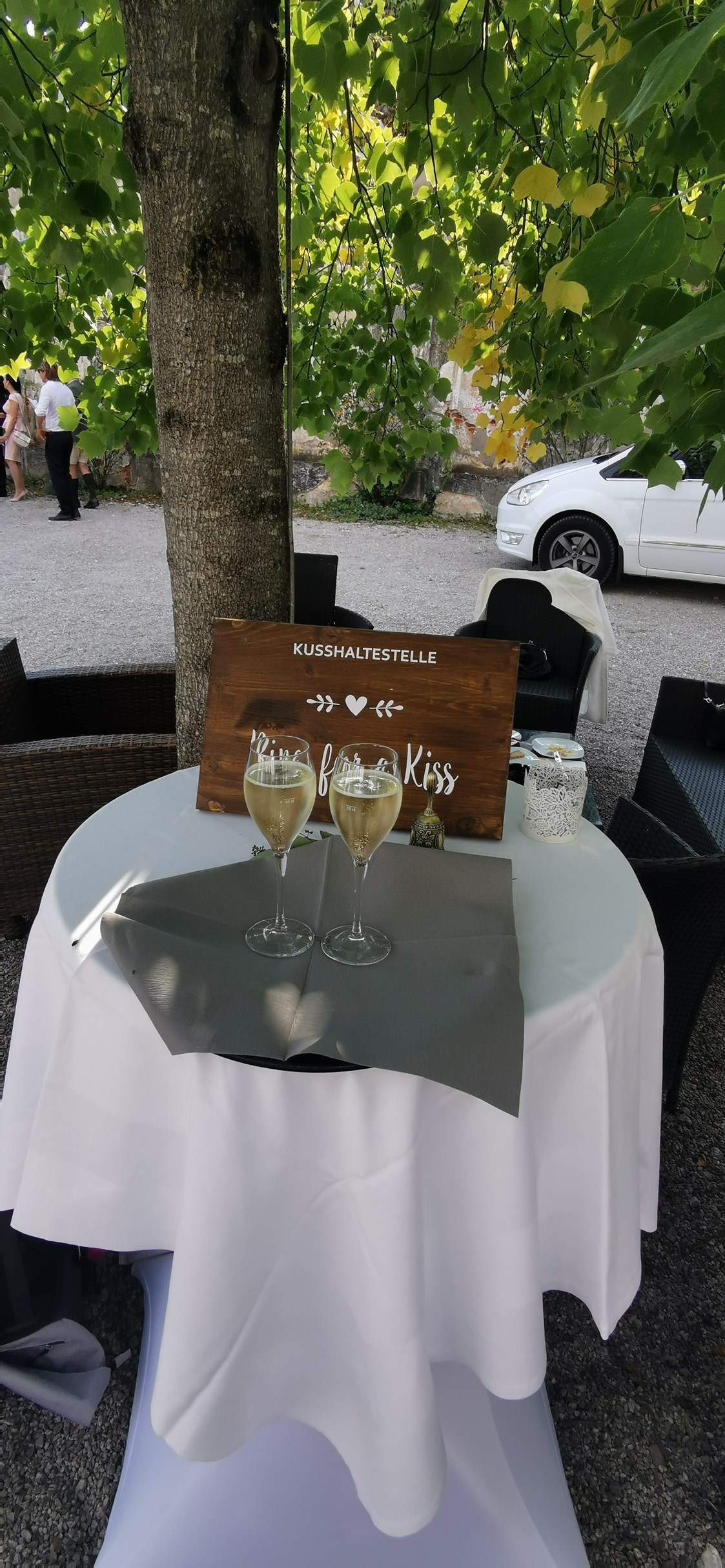 Hochzeit: Kusshaltestelle - Schloss Events Enns