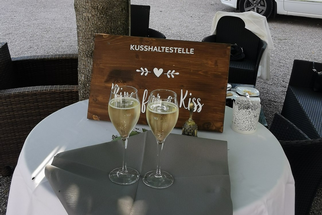 Hochzeit: Kusshaltestelle - Schloss Events Enns