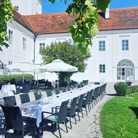 Hochzeit: Festtafel im Schlosshof - Schloss Events Enns