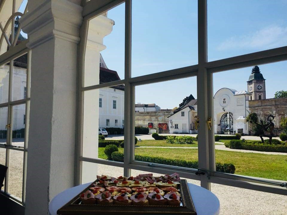 Hochzeit: Mittagsagape belegte Brötchen bevor es weiter zur kirchlichen Trauung geht - Schloss Events Enns