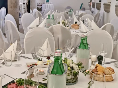 Hochzeit - Wallsee - Roastbeef mit Sauce Remoulade wird eingestellt - Schloss Events Enns