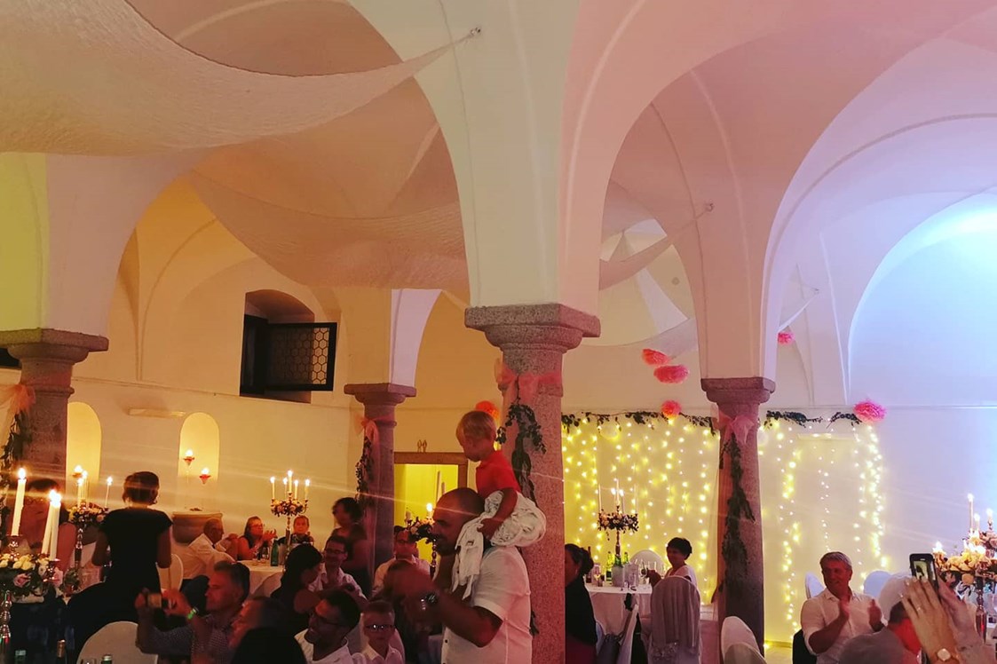 Hochzeit: Partystimmung im Hochzeitssaal - Schloss Events Enns