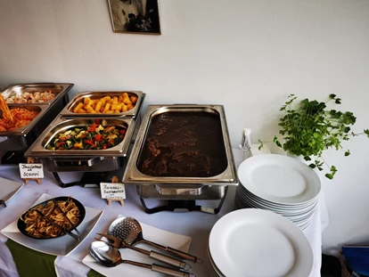 Hochzeit - Wallsee - Speisenbuffet mit 2 Menüs
Altwiener Zwiebelrostbraten mit gebratenem Sommergemüse und frischen Kräutern & Kroketten sowie Tagliatelle mit Scampi  - Schloss Events Enns