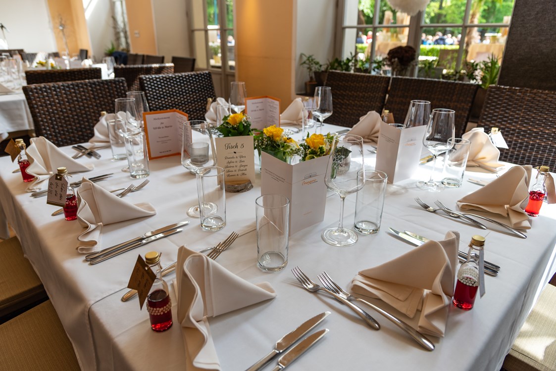 Hochzeit: Die Orangerie im Schlosspark Steyr bietet eckige Tische für 8 Hochzeitsgäste. - Orangerie Steyr