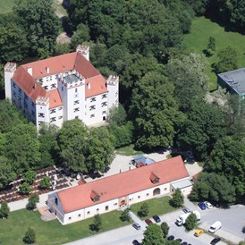 Hochzeit: Luftbild Schloss Mariakirchen mit vorgelagerter Hausbrauerei und modernem Schlossparkhotel - Schloss Mariakirchen