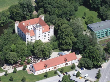 Hochzeit: Luftbild Schloss Mariakirchen mit vorgelagerter Hausbrauerei und modernem Schlossparkhotel - Schloss Mariakirchen