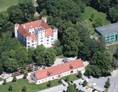 Hochzeit: Luftbild Schloss Mariakirchen mit vorgelagerter Hausbrauerei und modernem Schlossparkhotel - Schloss Mariakirchen