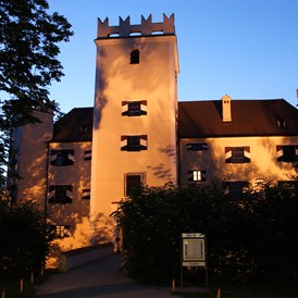 Hochzeit: Schloss bei Dämmerung - Schloss Mariakirchen