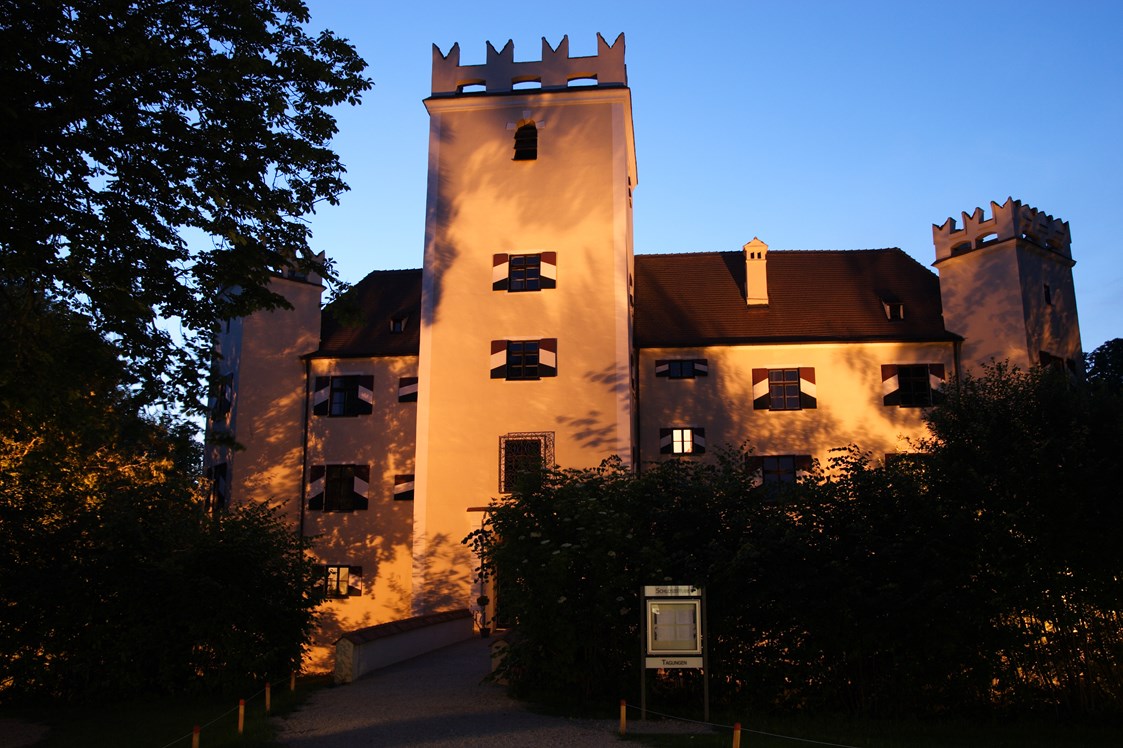 Hochzeit: Schloss bei Dämmerung - Schloss Mariakirchen