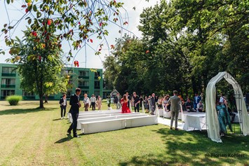 Hochzeit: Freikirchliche Trauung im Schlosspark - Schloss Mariakirchen