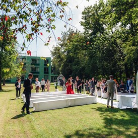 Hochzeit: Freikirchliche Trauung im Schlosspark - Schloss Mariakirchen