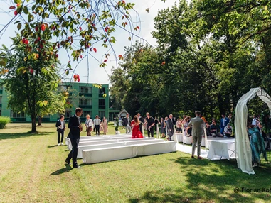 Hochzeit: Freikirchliche Trauung im Schlosspark - Schloss Mariakirchen