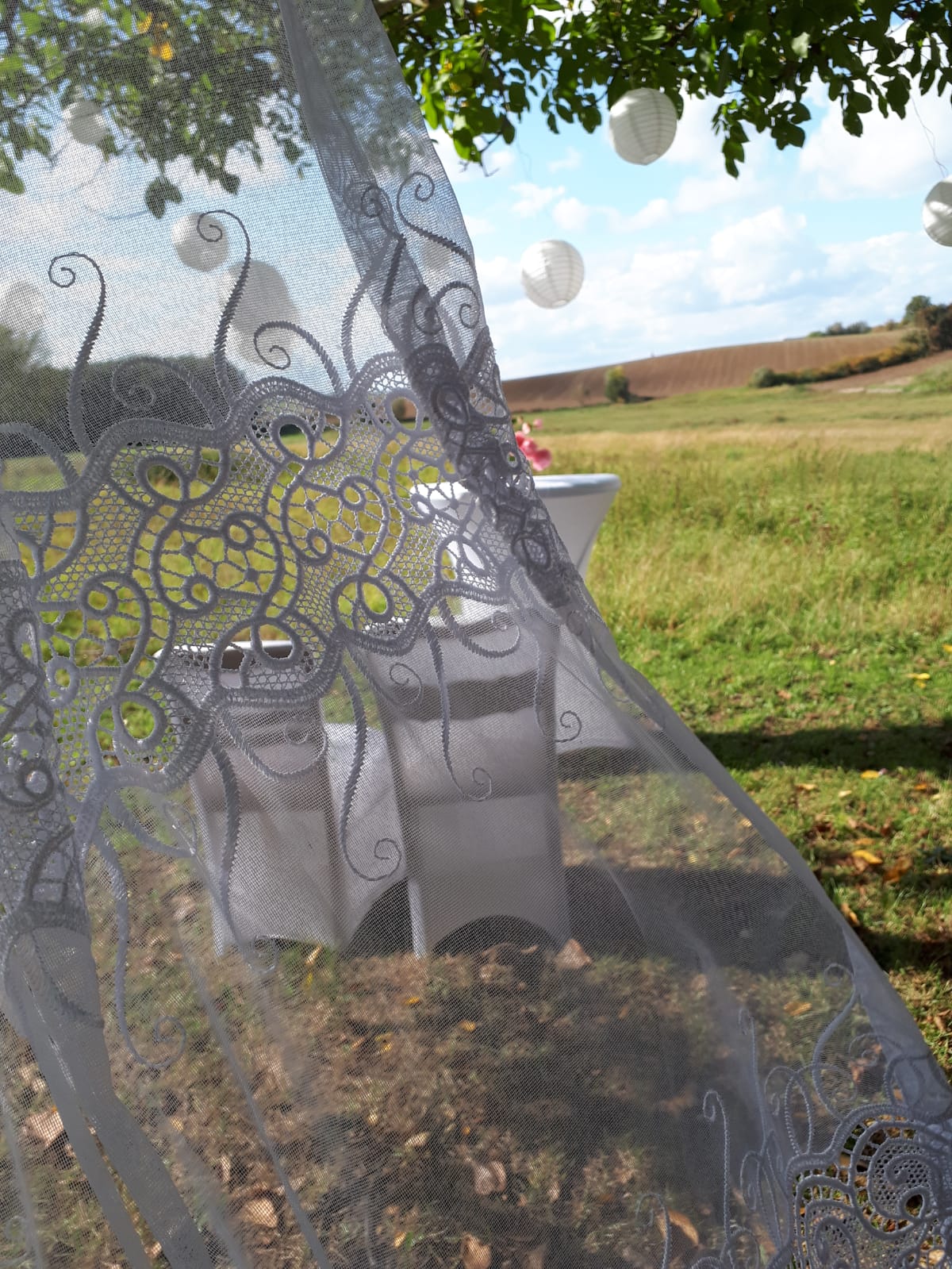 Hochzeitslocation: Freie Trauung mit Blick über die Wiesen und Felder  - Familienhof Müritz 