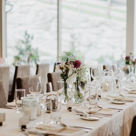 Hochzeit: Der Restaurantbereich kann individuell gestaltet werden. Tischpläne helfen bei der Wahl. - Lizum 1600 - Ihre Hochzeitslocation