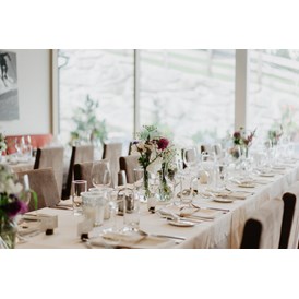 Hochzeit: Der Restaurantbereich kann individuell gestaltet werden. Tischpläne helfen bei der Wahl.

Copyright: Erik Winter - Lizum 1600 - Ihre Hochzeitslocation