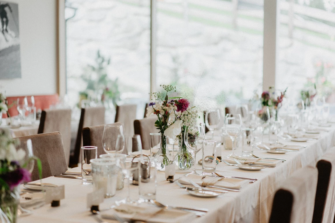 Hochzeit: Der Restaurantbereich kann individuell gestaltet werden. Tischpläne helfen bei der Wahl. - Lizum 1600 - Ihre Hochzeitslocation