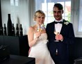 Hochzeit: Hochzeitspaar bei Empfang in der WEINWERK Vinothek - WEINWERK die Vinothek auf der Ludwigsbrücke