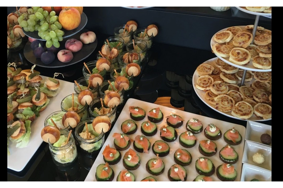 Hochzeitslocation: Fingerfood Buffet zum Hochzeitsempfang - WEINWERK die Vinothek auf der Ludwigsbrücke
