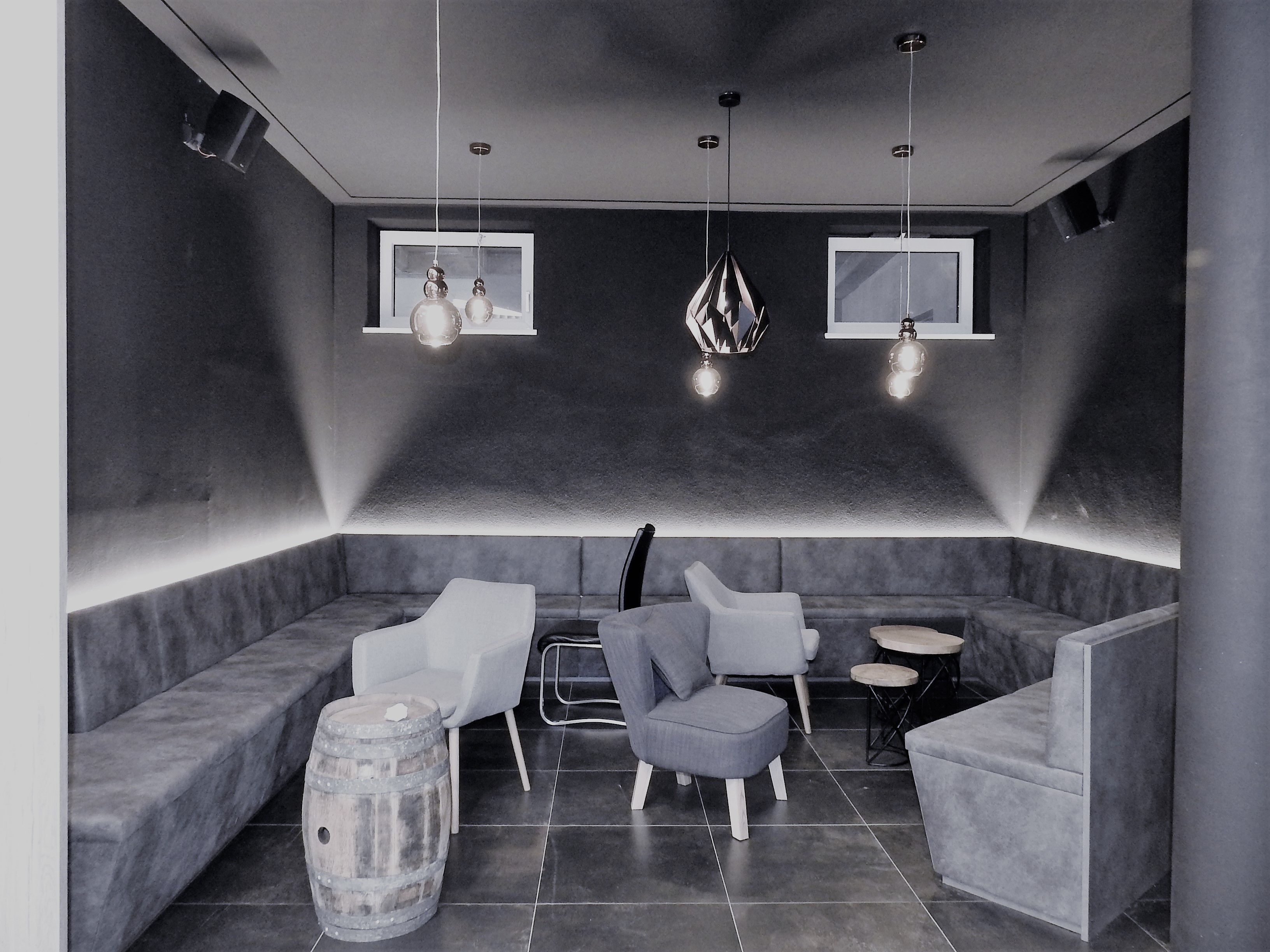 Matrimonio - Leonding - ein gemütlicher Loungebereich lässt Raum für Entspannung - LoRe Cocktailmanufaktur | Destillerie