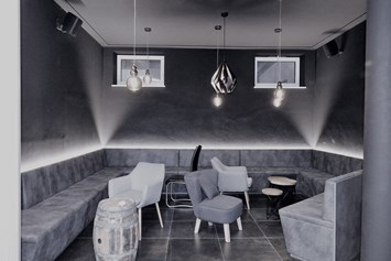 Hochzeit: ein gemütlicher Loungebereich lässt Raum für Entspannung - LoRe Cocktailmanufaktur | Destillerie