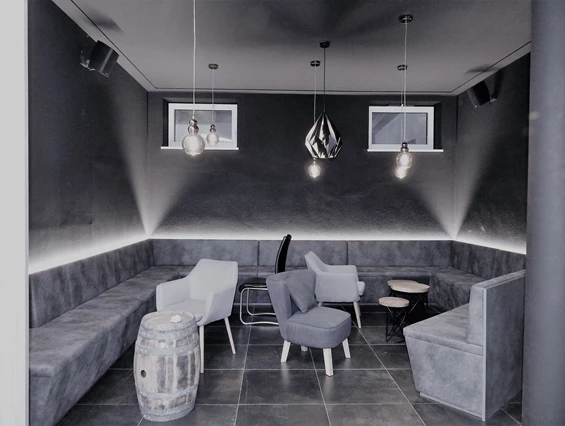 Hochzeitslocation: ein gemütlicher Loungebereich lässt Raum für Entspannung - LoRe Cocktailmanufaktur | Destillerie