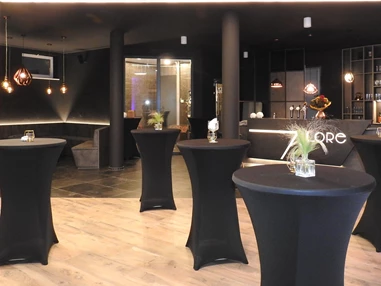 Hochzeitslocation: unser Party-Bereich kann auch mit weißen Hussen ausgestattet werden <3 - LoRe Cocktailmanufaktur | Destillerie