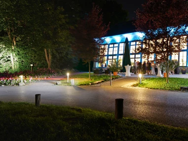 Hochzeitslocation: ORANGERIE mit abendlicher Beleuchtung  - Orangerie Europahaus Wien