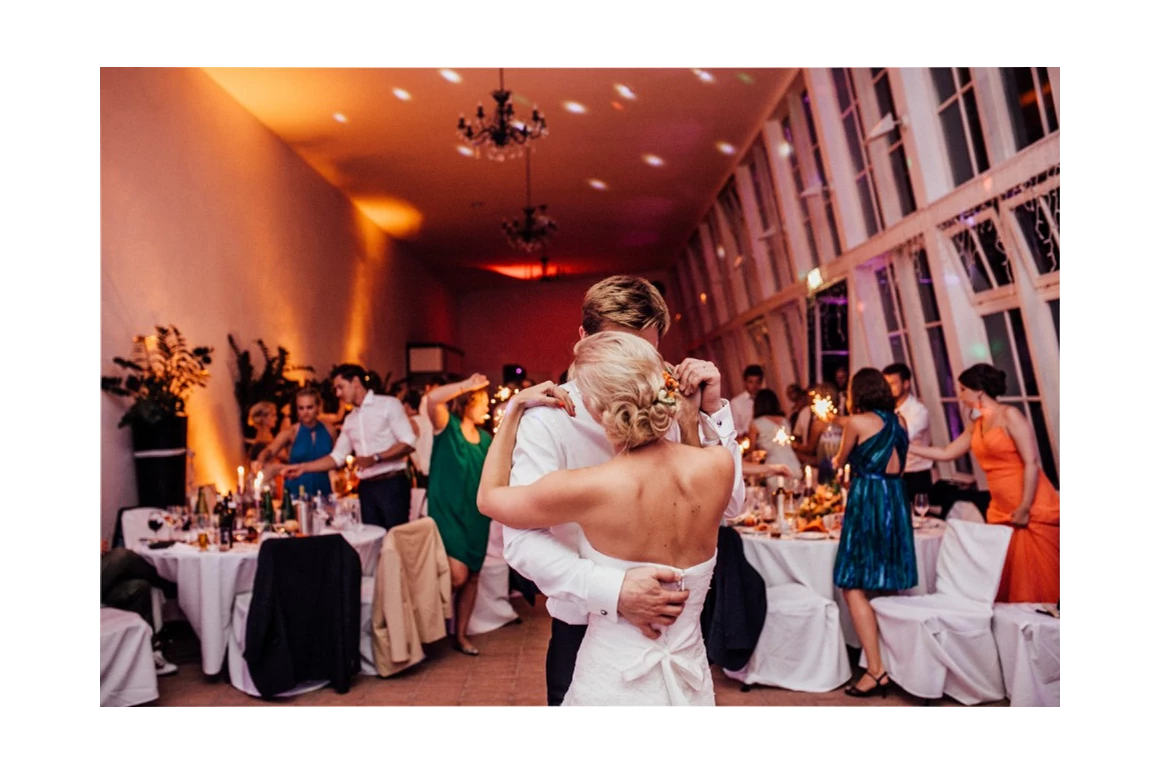 Hochzeitslocation: Die Tanzfläche in der ORANGERIE bietet genug Platz für eine tanzreiche Feier (c) Hochzeitsfotografen Agnes und Andi  - Orangerie Europahaus Wien