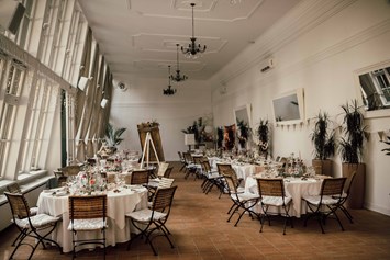 Hochzeit: ORANGERIE festlich gedeckt. (c) Siohie Häusler  - Orangerie Europahaus Wien