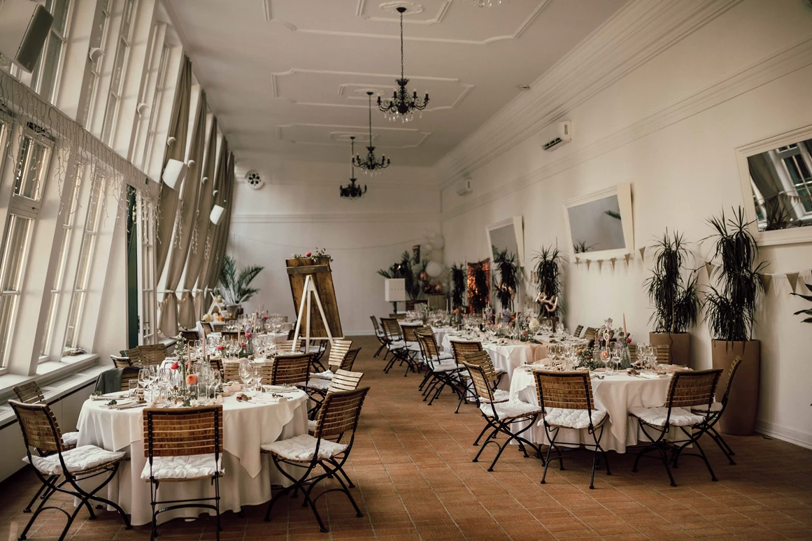 Hochzeitslocation: ORANGERIE festlich gedeckt. (c) Siohie Häusler  - Orangerie Europahaus Wien