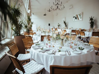 Hochzeitslocation: (c) Hochzeitsfotografinnen Freynoi - Orangerie Europahaus Wien