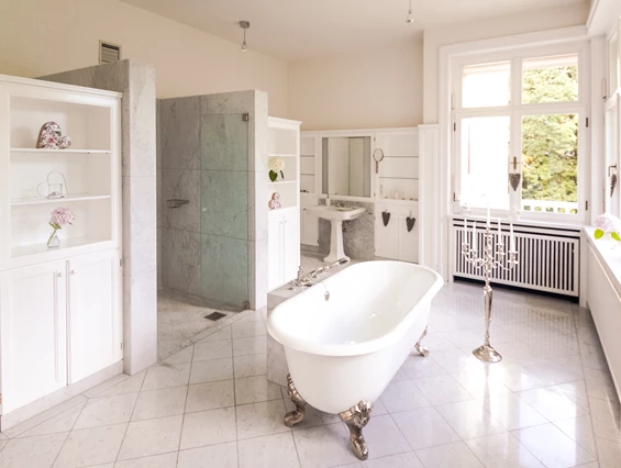 Hochzeit: Das Badezimmer in der Suite - Schloss Vasoldsberg