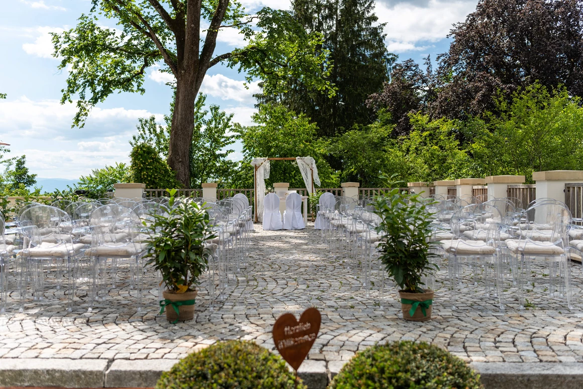 Hochzeit: Standesamtliche Trauung im Rosengarten  - Schloss Vasoldsberg