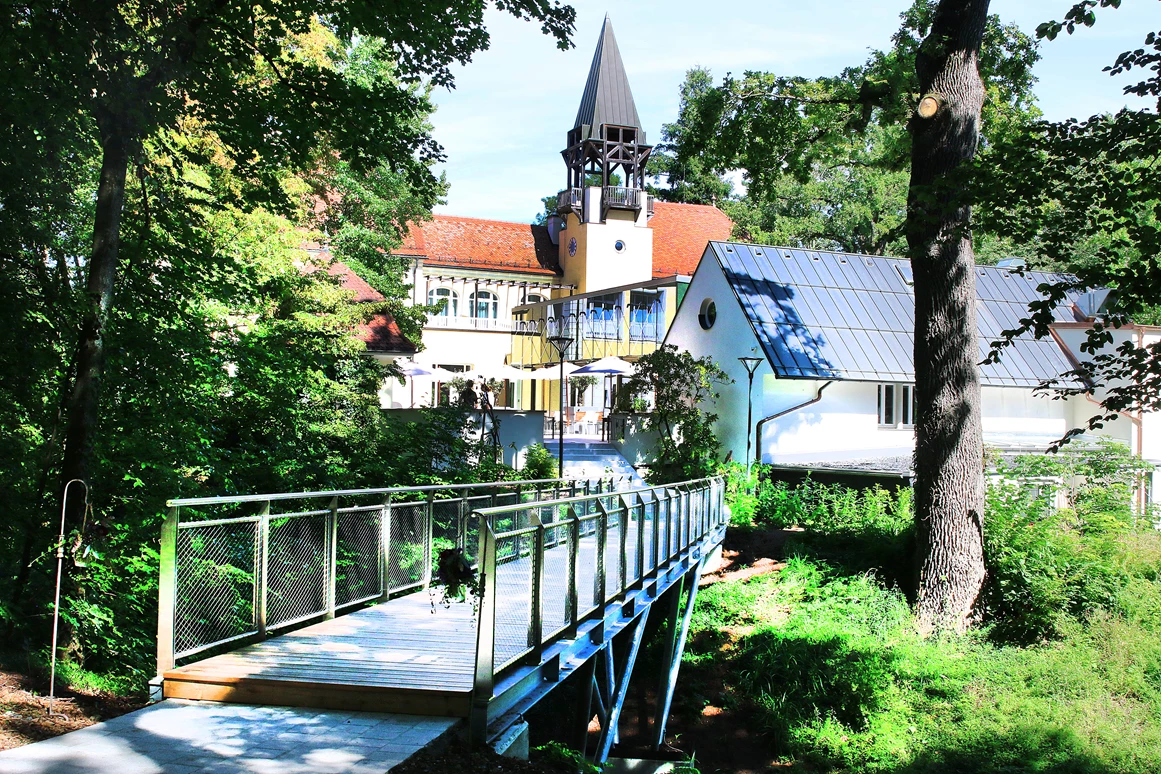 Hochzeit: Die Brücke zum Waldpavillon  - Schloss Vasoldsberg