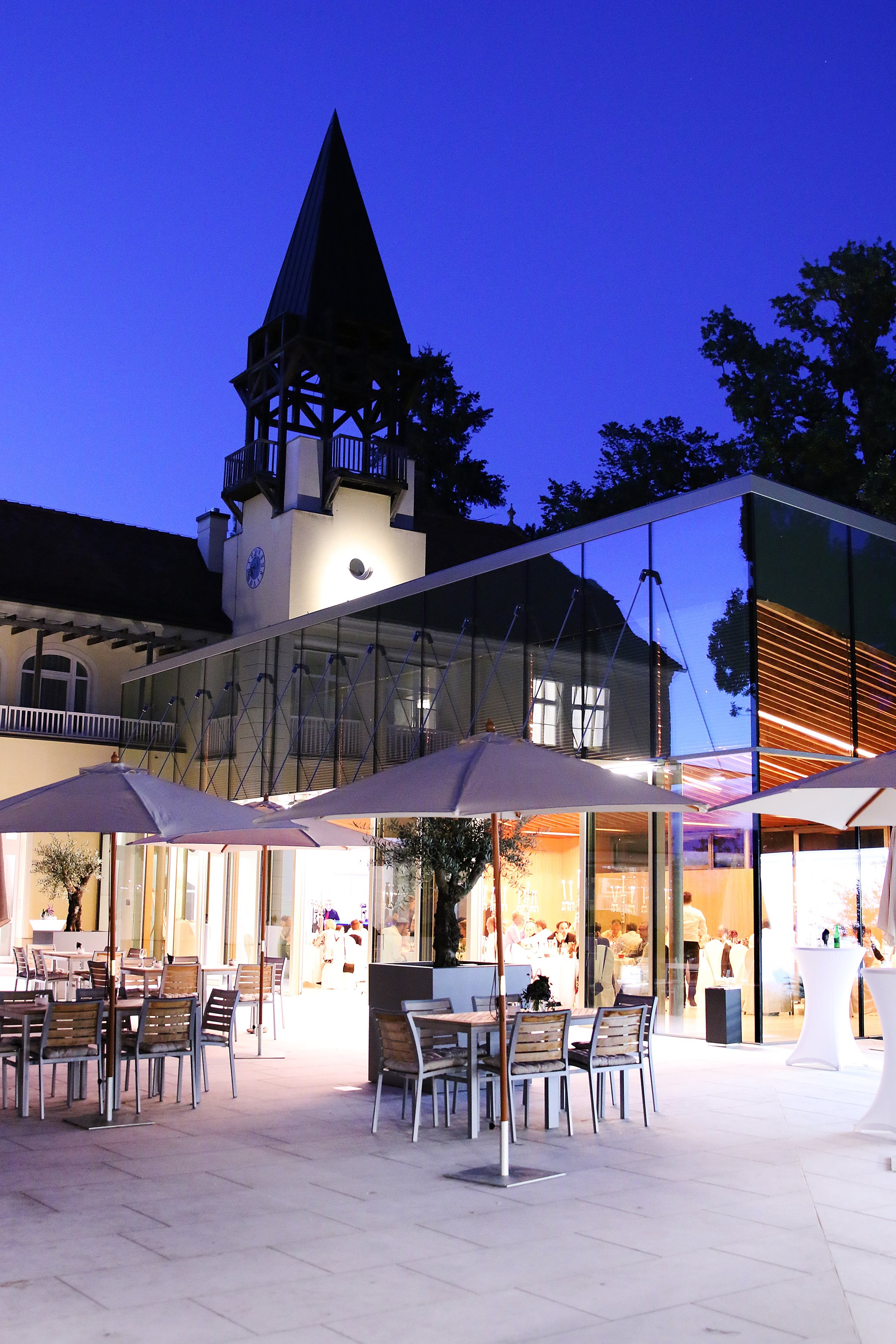 Hochzeit: Das Schloss Vasoldsberg bei Nacht. - Schloss Vasoldsberg 